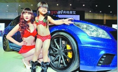 圖為汽車(chē)文化節(jié)上和成年模特一起亮相的童模。