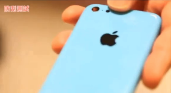 iPhone 5C可能是蘋果公司首款采用液態(tài)金屬材料的產(chǎn)品，其特點(diǎn)是抗刮劃。