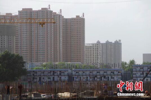 為什么深圳的房?jī)r(jià)能如此快速的上漲？郭毅分析，深圳吸引人口的能力強(qiáng)大，住房需求旺盛，而深圳本身受城市規(guī)模所限，商品房出現(xiàn)供不應(yīng)求的態(tài)勢(shì)。另外也不排除有投資需求再度入場(chǎng)，在各種金融產(chǎn)品的助推下，加大了購(gòu)房資金的杠桿率，堆積了房地產(chǎn)市場(chǎng)和金融領(lǐng)域的風(fēng)險(xiǎn)。