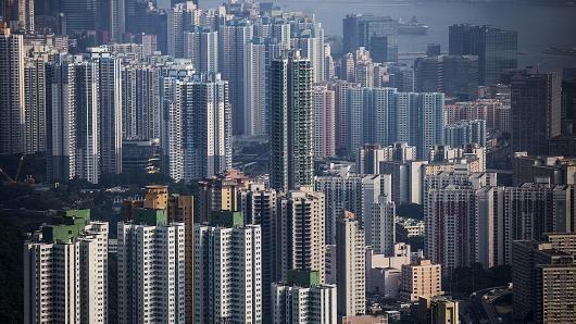 由于金融市場波動加劇和經(jīng)濟增長動力減弱,香港的住宅物業(yè)市場自去年下半年開始轉(zhuǎn)趨疲弱。